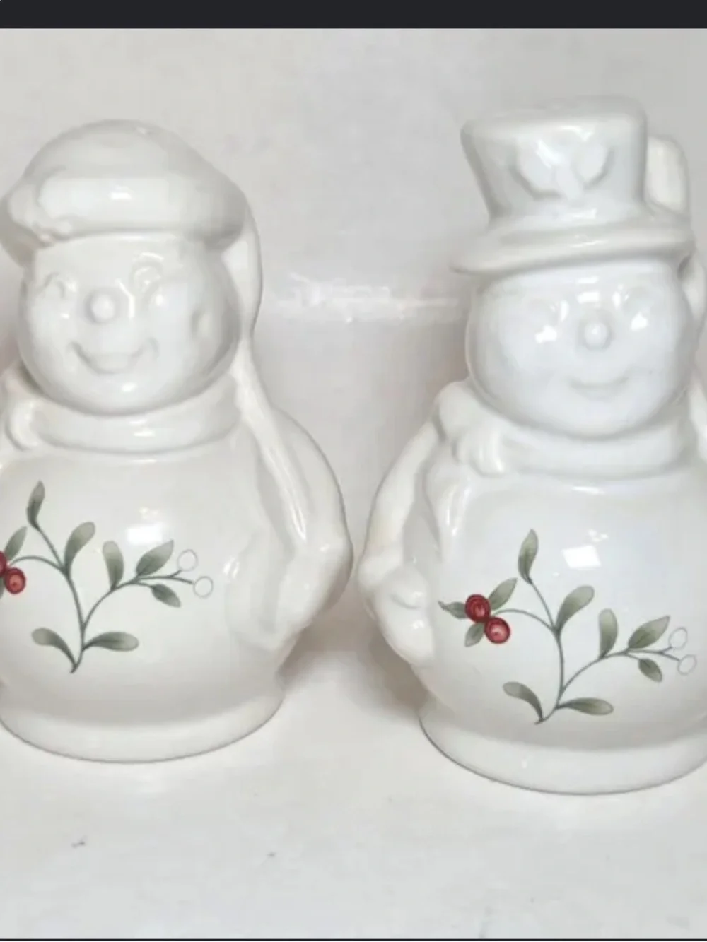 Pfaltzgraff Winterberry snowman salt & Pepper shaker festive holly and berry 2PC